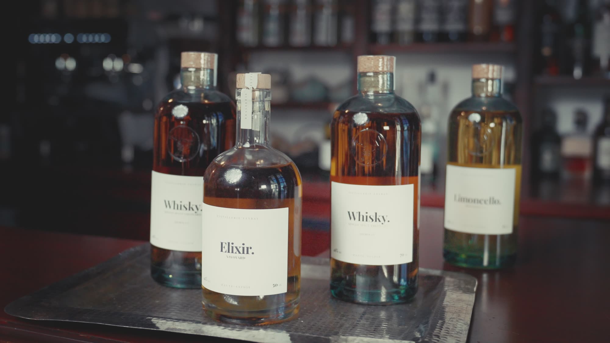 Bouteilles de spiritueux au bar